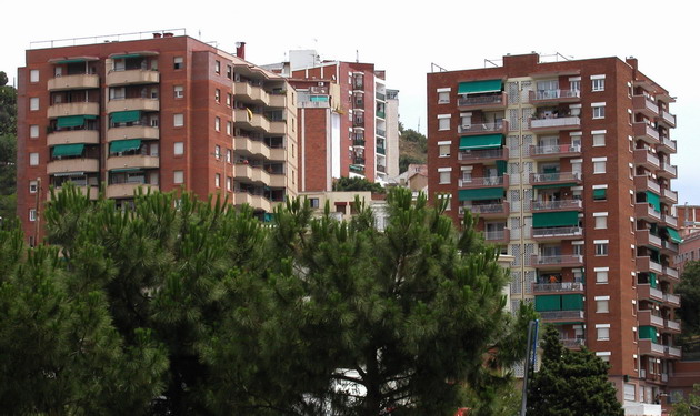 Хорошие жилые дома в Барселоне, все балконы снабжены тентами от солнца.