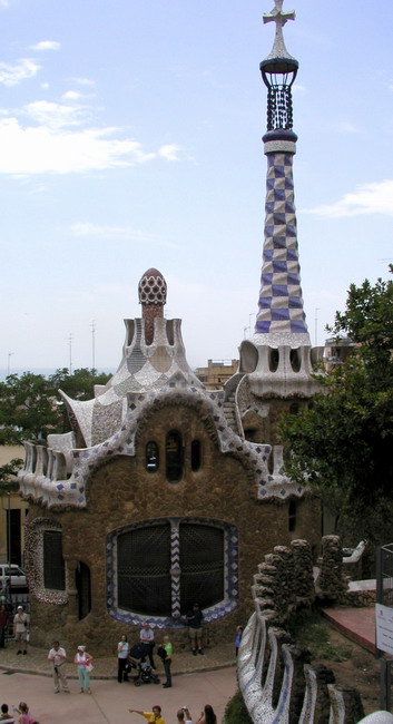 Здания Гауди с крышами из элементов перевёрнутых чашек при входе в парк Гуэль.