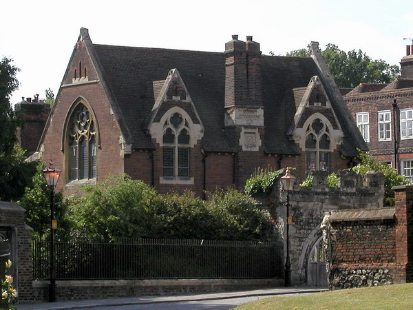 Исходное сооружение - источник подражания, средневековое здание в графстве Кент.