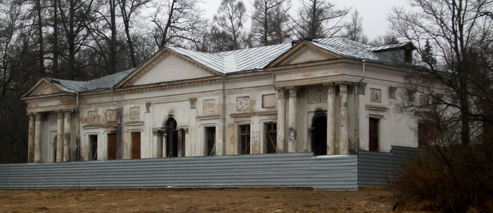Белый домик князя Н. А. Голицына постройки 1760-70х годов дотянул до наших дней! Несладко ему временами приходилось...